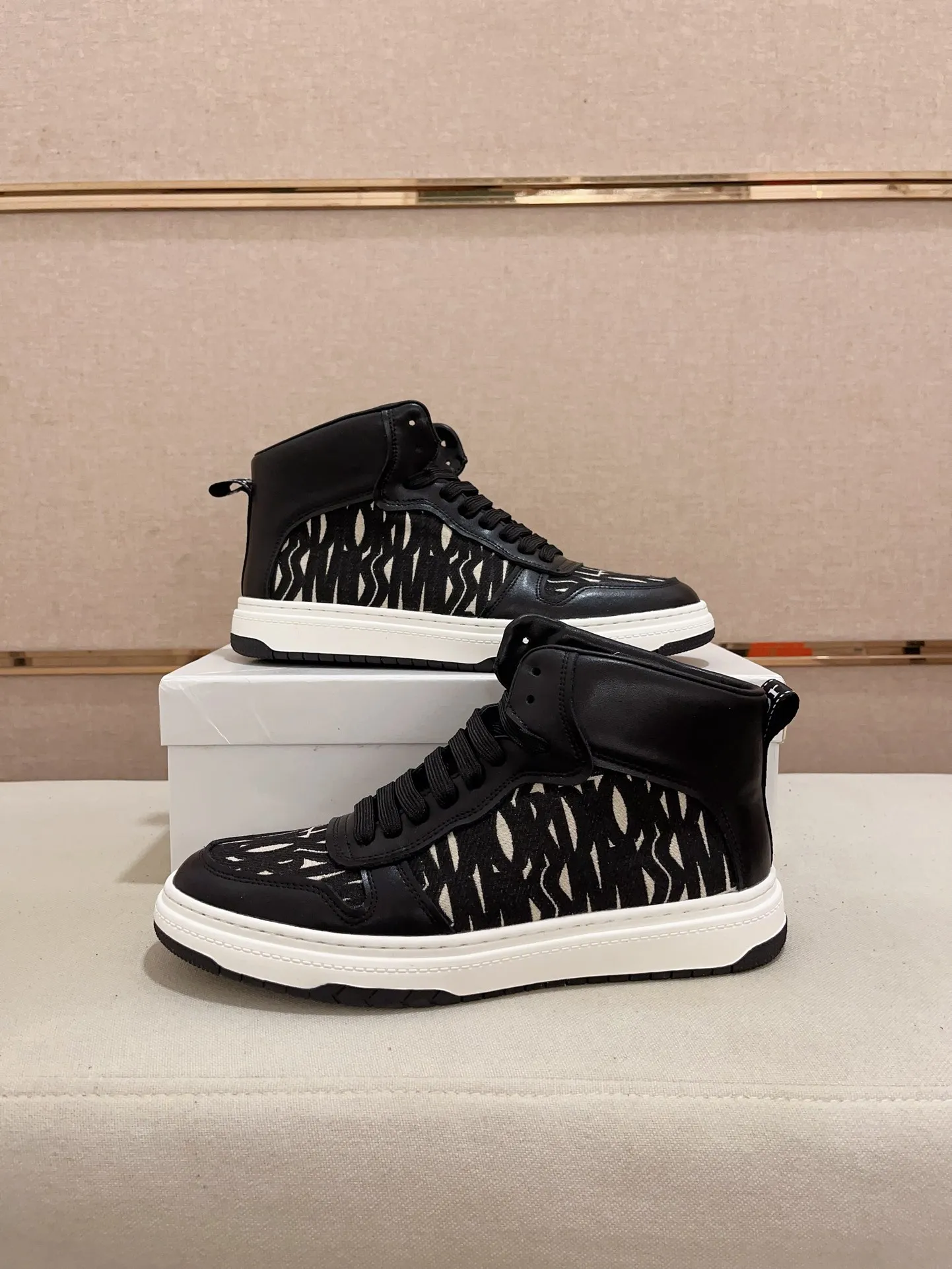 Men's shoes💰 420💰🇮🇹🇮🇹Dior d The new high-tops are on sale at the same time at the counter. The uppers are 🇮🇹 Italian imported first-layer cowhide, and the fully imported sheepskin lining is 💪💪. It is a complete 1⃣️ to 1⃣️ replica 🇮🇹💪💪. ⚠Sole: The original sole is specially provided by the original factory. The exclusive movable molded sole is super comfortable. ⚠Original factory follow-up goods, 🔍🔍high quality, you can enter and exit the counter at will, welcome to compare⚠. Code number:38-44